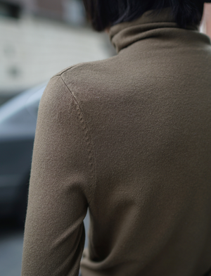 Open image in slideshow, Super soft &amp; warm turtle neck top in 7 colours
